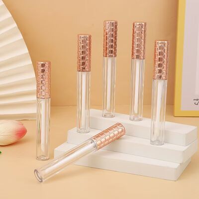 หลอดลิปกลอสพลาสติกขายส่ง 4.5 มล. พร้อมฝาทองและแปรงสีขาวสำหรับบรรจุภัณฑ์เครื่องสำอางเปล่า