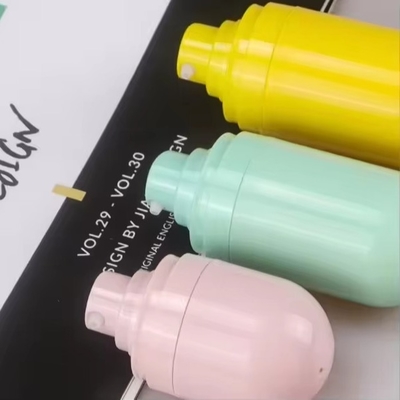 การออกแบบที่ละเอียด 50 ml กล่องที่ไม่มีอากาศด้านล่าง สําหรับเครื่องสําอางดูแลผิว