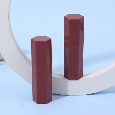 ท่อสีลิปสติกพลาสติกทรงหกเหลี่ยมสําหรับสีลิปสติก สติกสีแดงและผลสว่าง 5 ml ตัวอย่าง