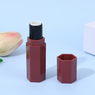 ท่อสีลิปสติกพลาสติกทรงหกเหลี่ยมสําหรับสีลิปสติก สติกสีแดงและผลสว่าง 5 ml ตัวอย่าง