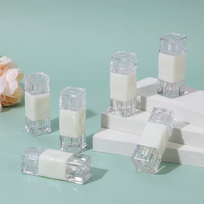 ถังท่อเปล่าพลาสติกกระชับริมฝีปากด้วยโลโก้ที่กําหนดเอง และความจุ 2.6ML