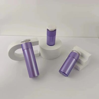 กระป๋องปั๊มทรงหัวใจแบบแอคริลิค ไม่มีอากาศ พร้อมการพิมพ์ผ้าไหมที่กําหนดเองและการออกแบบกันรั่วสําหรับน้ํายาเสริม