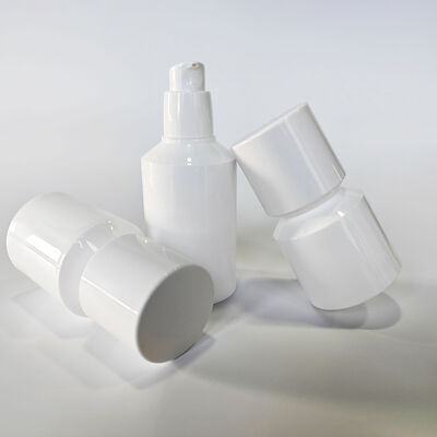 การออกแบบใหม่ กระป๋องปั๊มที่ไม่มีอากาศ 30ml ถึง 100ml ป้องกันการเผชิญหน้ากับอากาศ สูงสุดการใช้สินค้า สุขภาพดี ไม่ติดเชื้อด้วยนิ้วมือสําหรับดูแลผิว